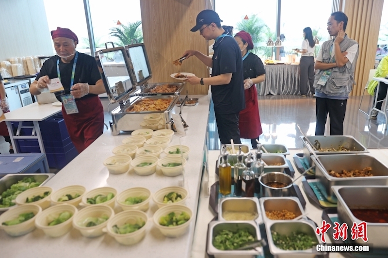 Sichuan : en visite au restaurant des médias au Centre principal des médias de l'Universiade de Chengdu