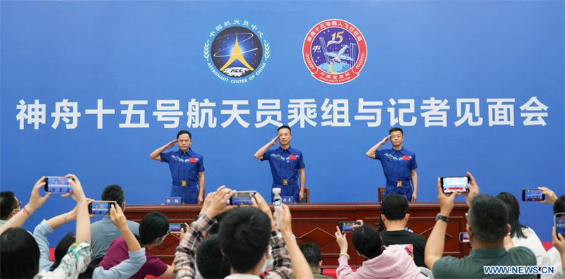 Les astronautes de Shenzhou-15 rencontrent la presse après la quarantaine et la récupération initiale