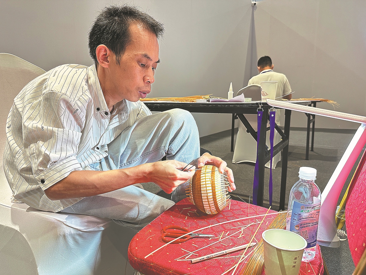 Un concours de tissage de bambou organisé dans le cadre du concours. (Zhao Ruixue / China Daily)