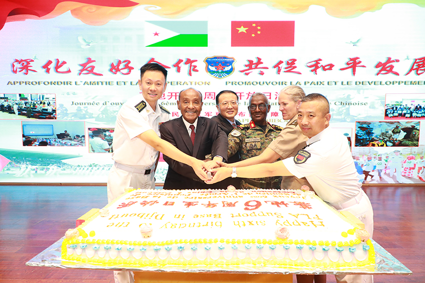 Un gâteau a été préparé en l'honneur du 6e anniversaire de la fondation de la base militaire chinoise à Djibouti. (Photo / Le Quotidien du Peuple en ligne)
