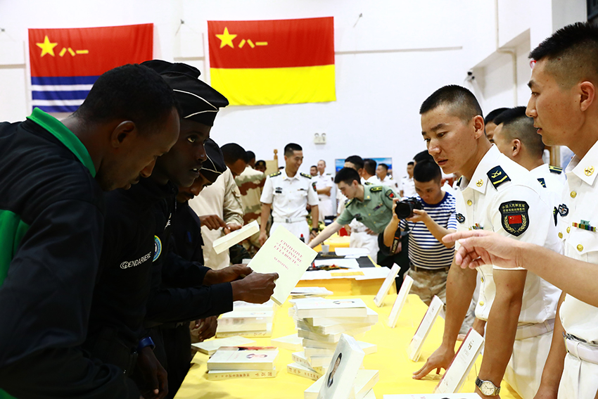 Les officiers et soldats de la base enseignent des concepts chinois aux troupes étrangères. (Photo / Le Quotidien du Peuple en ligne)