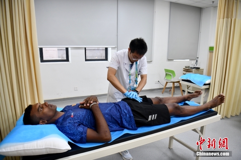 Sichuan : les athlètes étrangers des Universiades de Chengdu bénéficient d'un diagnostic et d'un traitement de médecine traditionnelle chinoise