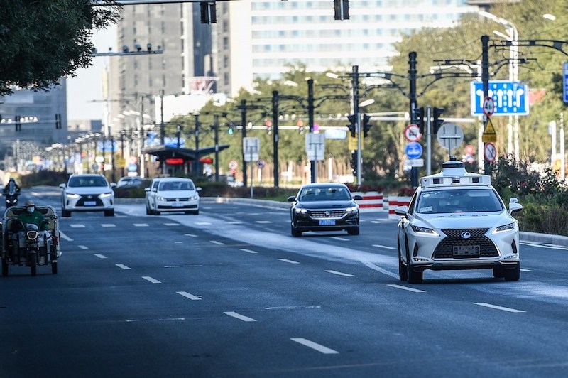 Un véhicule autonome (1er à droite) lors d'un test sans conducteur sur une route du quartier d'Yizhuang, à Beijing, le 19 octobre 2021. (Peng Ziyang / Xinhua)