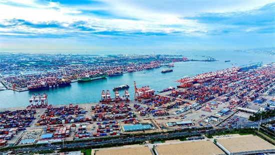 Le 26 juillet 2023, le terminal à conteneurs de Qianwan du port de Qingdao, dans la province du Shandong (est de la Chine), offrait une scène animée. Presque tous les jours, des cargos vont et viennent des ports des pays BRICS pour charger et décharger ici. (Han Jiajun / Pic.people.com.cn)