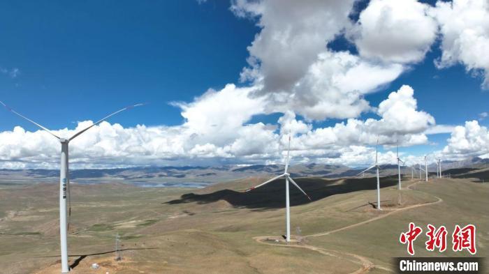 Cinq nouvelles éoliennes d'une capacité de 3,6 mégawatts chacune ont été mises en service et connectées au réseau d'un parc éolien de très haute altitude au Tibet. [Photo/chinanews.com]