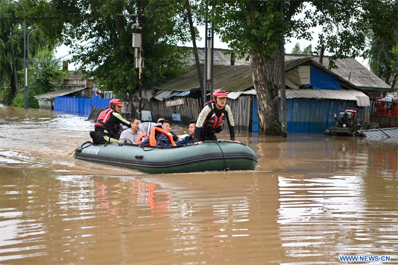 Des pompiers évacuent des habitants piégés par les inondations à Yanshou, district de la ville de Harbin, capitale de la province chinoise du Heilongjiang (nord-est), le 5 août 2023. (Photo : Chen Yichen)