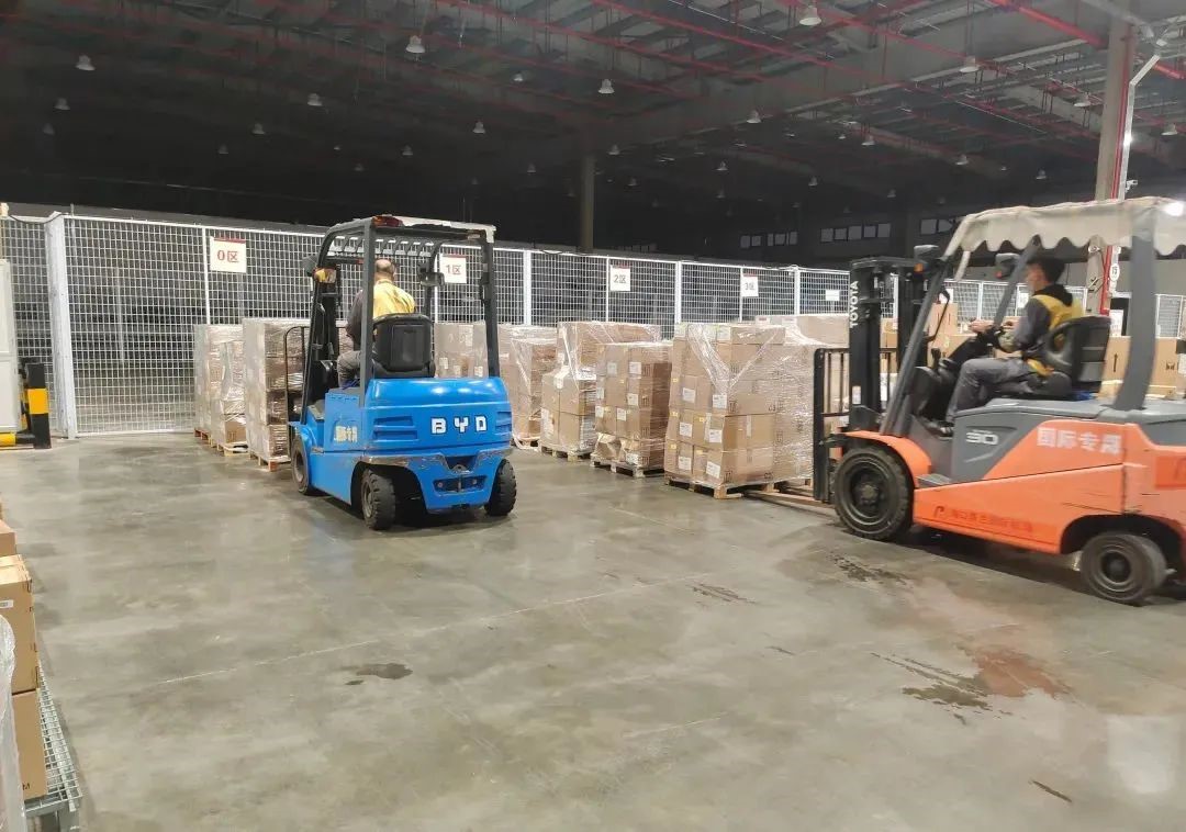 Des marchandises sont stockées dans un entrepôt avant d'être expédiées par camions à l'aéroport international Meilan de Haikou, capitale de la province de Hainan (sud de la Chine). (Photo fournie par l'aéroport international Meilan de Haikou)