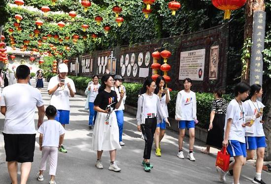 Des viennent de Beijing visitent le parc du vinaigre Donghu. (Photo / Xinhua)