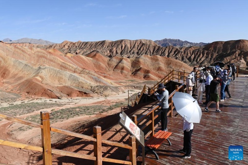 Gansu : le Parc géologique national de Danxia attire les touristes avec ses paysages uniques
