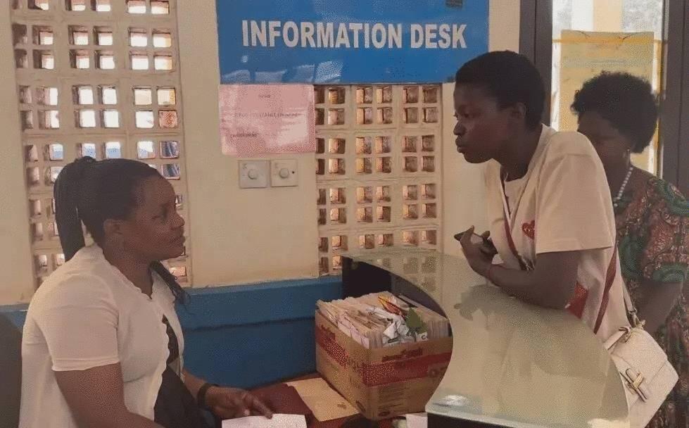 Photo : Rose emmène sa mère à l'hôpital, et après avoir été enregistrée par le personnel local, les médecins de l'équipe d'aide médicale chinoise à l'Ouganda ont procédé à une consultation en face à face (Photo / Zhejiang Broadcasting and Television Group)