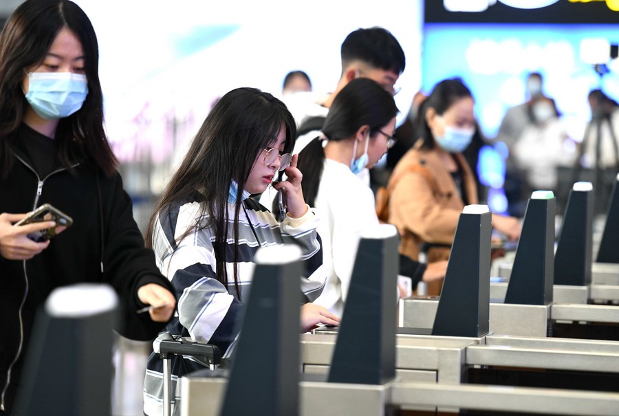 Des passagers entrent dans la gare de Shijiazhuang grâce à un système de reconnaissance faciale, à Shijiazhuang, dans la province chinoise du Hebei (nord), le 7 octobre 2021. (Photo : Chen Qibao)