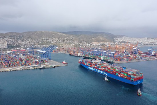 Photo d'un porte-conteneurs de COSCO Shipping au port du Pirée. (Wu Lu / Xinhua)