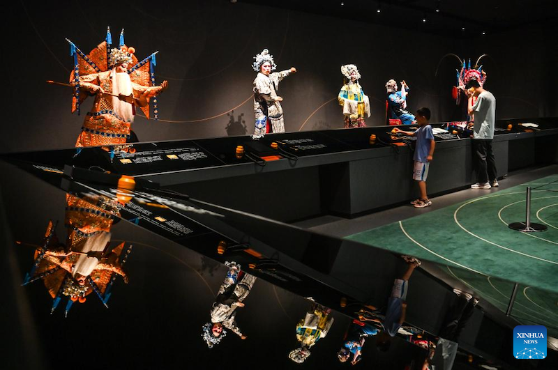 Shaanxi : le Musée d'art de l'opéra Qinqiang à Xi'an attire de nombreux touristes pendant les vacances d'été
