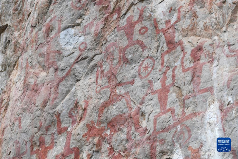 Guangxi : les peintures rupestres de Huashan et leurs « petits hommes qui dansent »