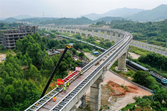 Le chantier d'une ligne maglev dans la ville de Qingyuan de la province méridionale du Guangdong, le 10 août 2023. (Photo : Liu Dawei)