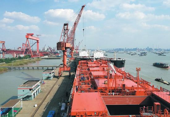 Chantier naval de la Jiangsu New Yangzi Shipbuilding Co, filiale du Jiangsu Yangzijiang Shipbuilding Group, situé dans le parc industriel entre Jiangyin et Jingjiang dans la province du Jiangsu (est de la Chine). (Jiang Xueqing / China Daily).