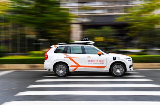 Un véhicule de conduite autonome Didi circule dans le district de Huadu à Guangzhou située dans la province du Guangdong (sud de la Chine). (Xinhua/Liu Dawei)