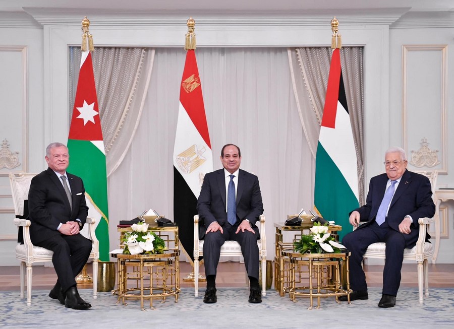 Rencontre entre le président égyptien Abdel-Fattah al-Sissi (au centre), le roi Abdallah II de Jordanie (à gauche) et le président palestinien Mahmoud Abbas à New Alamein, en Egypte, le 14 août 2023. (Présidence égyptienne via Xinhua)