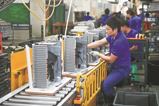 Des employés travaillent sur une chaîne de montage de climatiseurs à Cixi dans la province du Zhejiang (est de la Chine). (Photo/Xinhua)