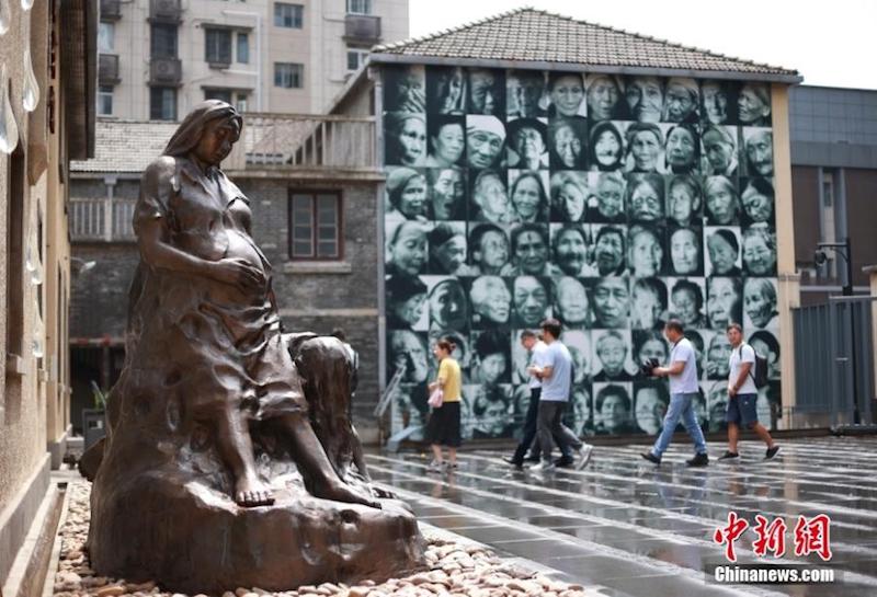 A l'occasion de la Journée internationale de la commémoration des femmes de réconfort, des personnes visitent un bâtiment qui abritait autrefois des femmes de réconfort. (Yang Bo / China News Service)