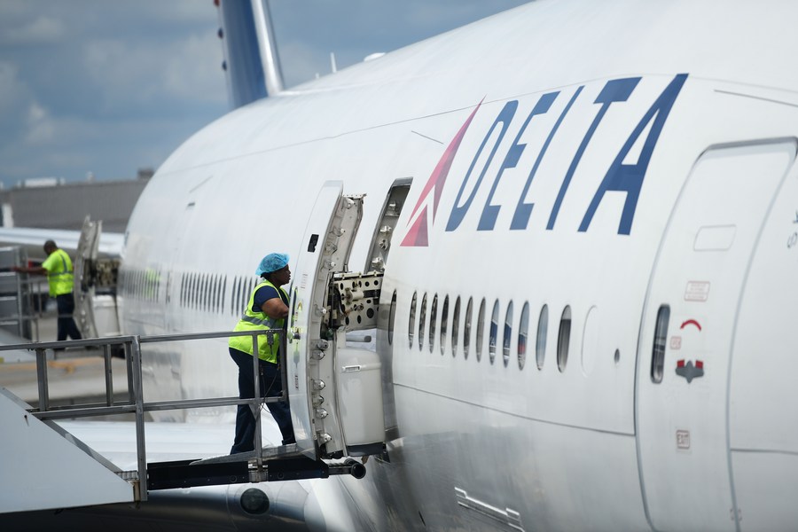 Photo prise le 20 juillet 2018 montrant l'avion de ligne qui assure le premier vol entre Atlanta et Shanghai de la compagnie aérienne Delta Air Lines à l'aéroport international Hartsfield-Jackson d'Atlanta, aux Etats-Unis. (Xinhua/Liu Jie)