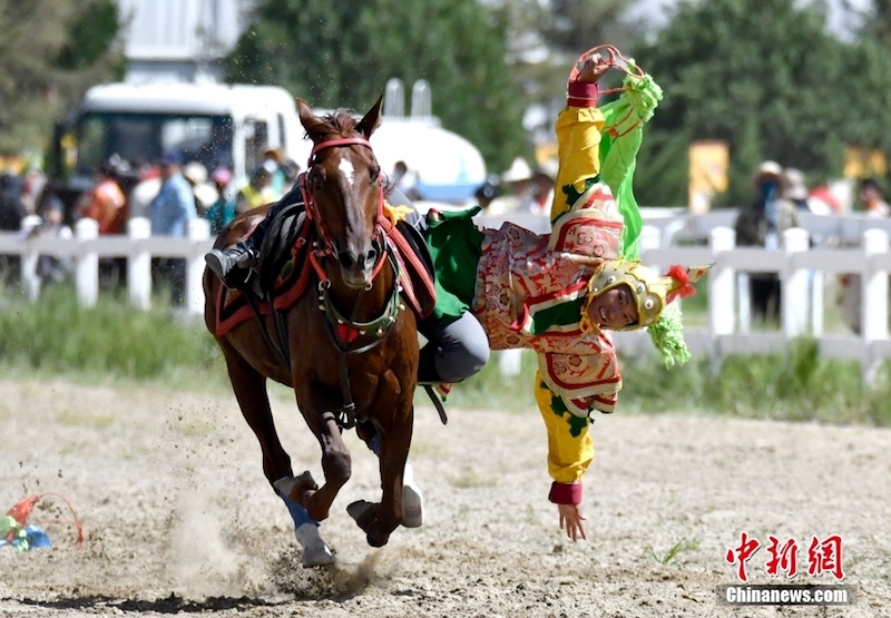 Tibet : un spectacle équestre traditionnel présenté au festival du Shoton de Lhassa