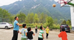 Il y a quarante ans, alors que Zhu Xiangbing a décidé de devenir professeur dans la seule école primaire de son village, il ne s'attendait pas à ce que cela dure des dizaines d'années.
