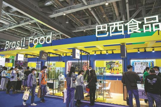 Des visiteurs se rassemblent devant le stand de produits alimentaires brésiliens durant la 5e Exposition internationale d’importation de la Chine à Shanghai. (Photo / China Daily)