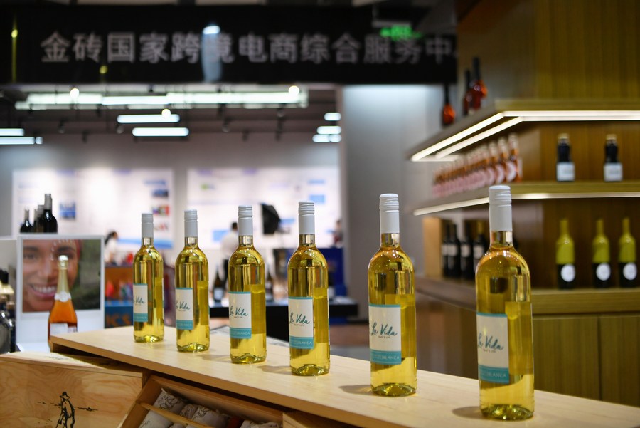 Des produits sont exposés au centre de services pour les produits des BRICS à Xiamen, dans la province chinoise du Fujian (sud-est), le 23 juin 2022. (Photo : Wei Peiquan)