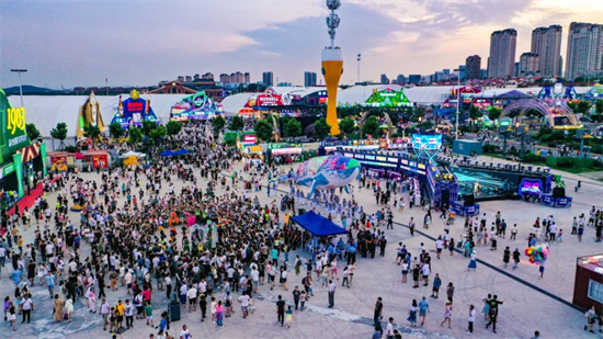 Photo de la ville de la bière de la Plage d'or, dans la Nouvelle Zone de la côte ouest à Qingdao, lors du 33e Festival international de la bière de Qingdao, dans la province chinoise du Shandong (est). (Photo fournie par la personne interviewée)