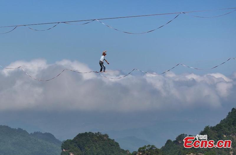 Hunan : des funambules réalisent une traversée spectaculaire