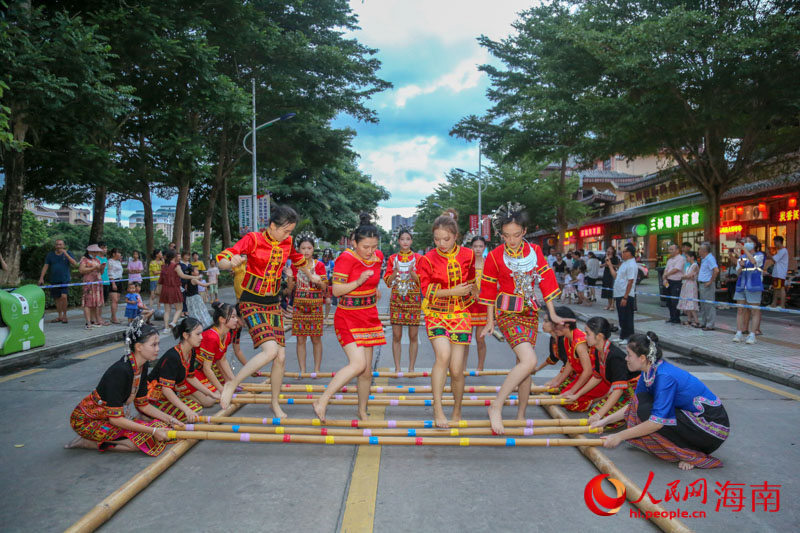 Hainan : la danse du bambou, le banquet sur table longue... les touristes goûtent « le style ethnique le plus éblouissant » à Baoting