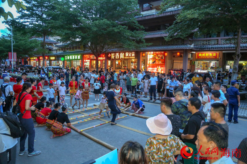 Hainan : la danse du bambou, le banquet sur table longue... les touristes goûtent « le style ethnique le plus éblouissant » à Baoting