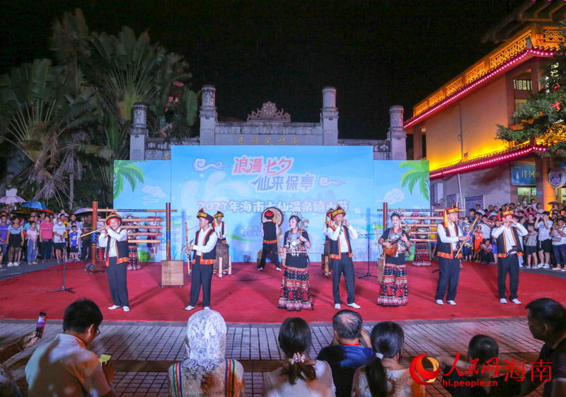 Hainan : la danse du bambou, le banquet sur table longue... les touristes goûtent « le style ethnique le plus éblouissant » à Baoting