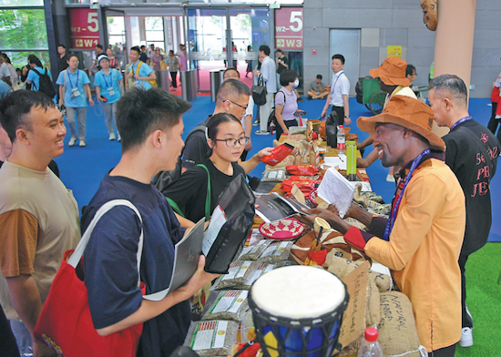 Des visiteurs de la 3e Exposition économique et commerciale Chine-Afrique sélectionnent des produits africains à Changsha dans la province du Hunan (centre de la Chine). (Chen Zhenhai/Xinhua)