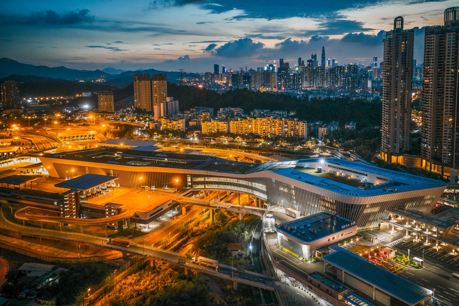 Photo aérienne prise le 31 août 2021 montrant une vue nocturne du port de Liantang à Shenzhen, dans la province du Guangdong (sud de la Chine). (Photo / Xinhua)