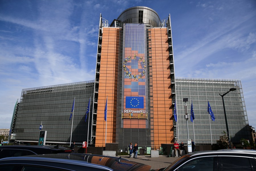 Des gens devant le siège de la Commission européenne lors de la Journée Portes ouvertes des institutions européennes à Bruxelles en Belgique, le 6 mai  2023. (Xinhua/Zheng Huansong)