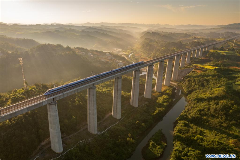 Le réseau ferroviaire à grande vitesse s'étend aux régions karstiques du sud de la Chine