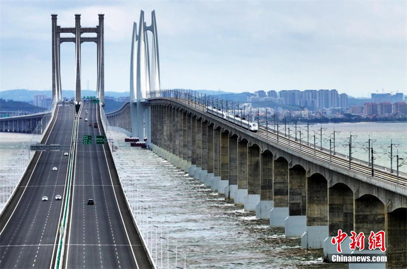 Début des essais de la première ligne à grande vitesse de Chine traversant la mer