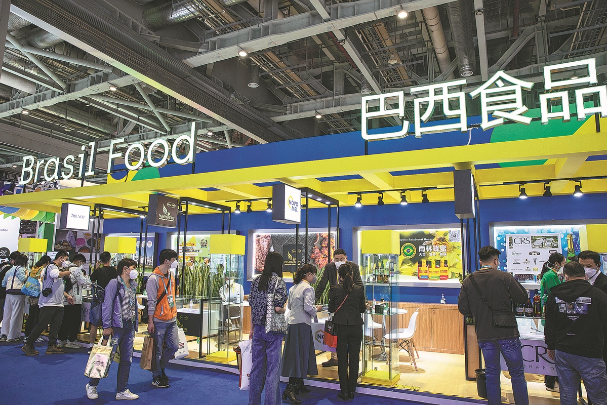 Les visiteurs se rassemblent autour du stand d'exposition des produits alimentaires brésiliens lors de la 5e Exposition internationale de l'importation de Chine à Shanghai. (Photo / China Daily)