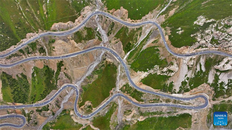 Photo du paysage le long de la route Duku située dans la région autonome ouïgoure du Xinjiang dans le nord-ouest de la Chine. (Wang Peng / Xinhua)