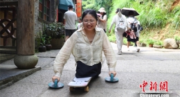 Jiang Zhangziyi, qui a perdu l'usage de ses jambes dans un accident de voiture en 2010, a pris le train avec ses parents le 31 août en direction de Linyi, afin d'entamer sa nouvelle vie universitaire.