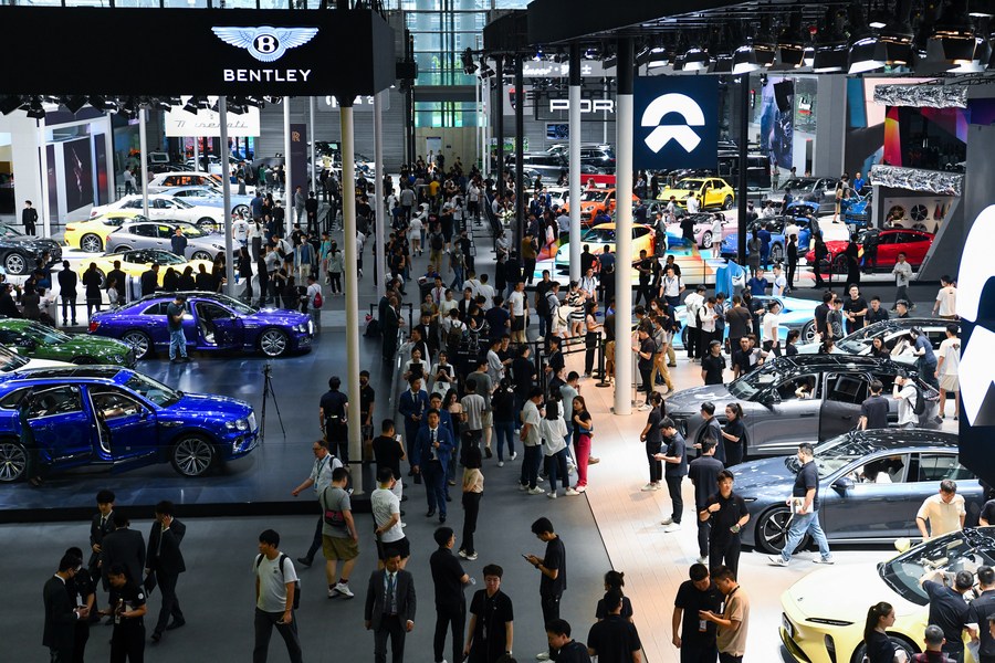 Des gens visitent le 27e Salon automobile international de la zone de la Grande Baie Guangdong-Hong Kong-Macao, à Shenzhen, dans la province méridionale du Guangdong, le 16 juin 2023.(Photo : Liang Xu)