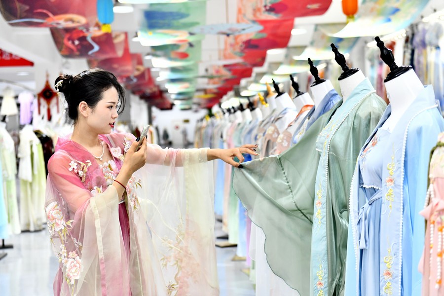 Une femme fait la promotion de vêtements traditionnels chinois Hanfu en livestreaming dans une base de Hanfu du district de Caoxian, dans la province chinoise du Shandong (est), le 6 juillet 2023. (Photo : Guo Xulei)