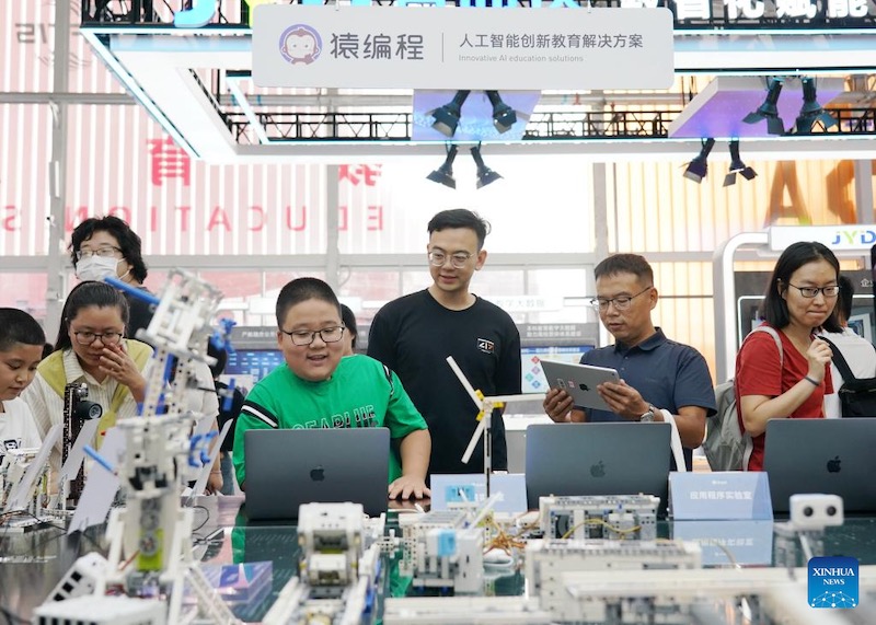 Les technologies de pointe attirent les visiteurs à la CIFTIS 2023 à Beijing
