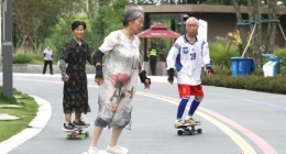 Li Mingqin, 85 ans, et un groupe de personnes âgées faisant du surfskate à Chengdu, ont fait le buzz sur internet en raison de leur agilité fascinante.