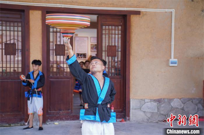 Guangxi : le peuple Baiku Yao montre aux touristes l'art du gyroscope