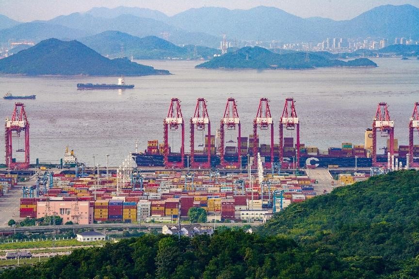 Le 6 août 2023, le terminal à conteneurs de la zone portuaire de Chuanshan du port de Zhoushan à Ningbo, dans la province du Zhejiang (est de la Chine), était en pleine activité. À l