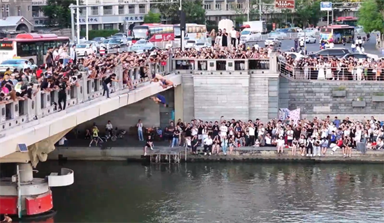 Des personnes se rassemblent sur un pont au-dessus du fleuve Hai à Tianjin. (Capture d