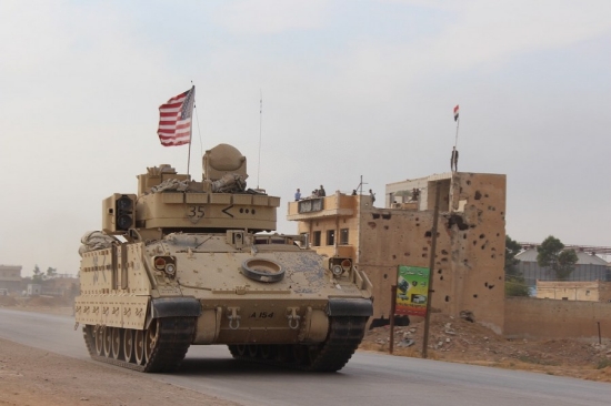 Un véhicule militaire américain passe devant la zone de Tal Tamr dans la campagne de la province de Hasakah, dans le nord-est de la Syrie, le 14 novembre 2019. (Xinhua)
